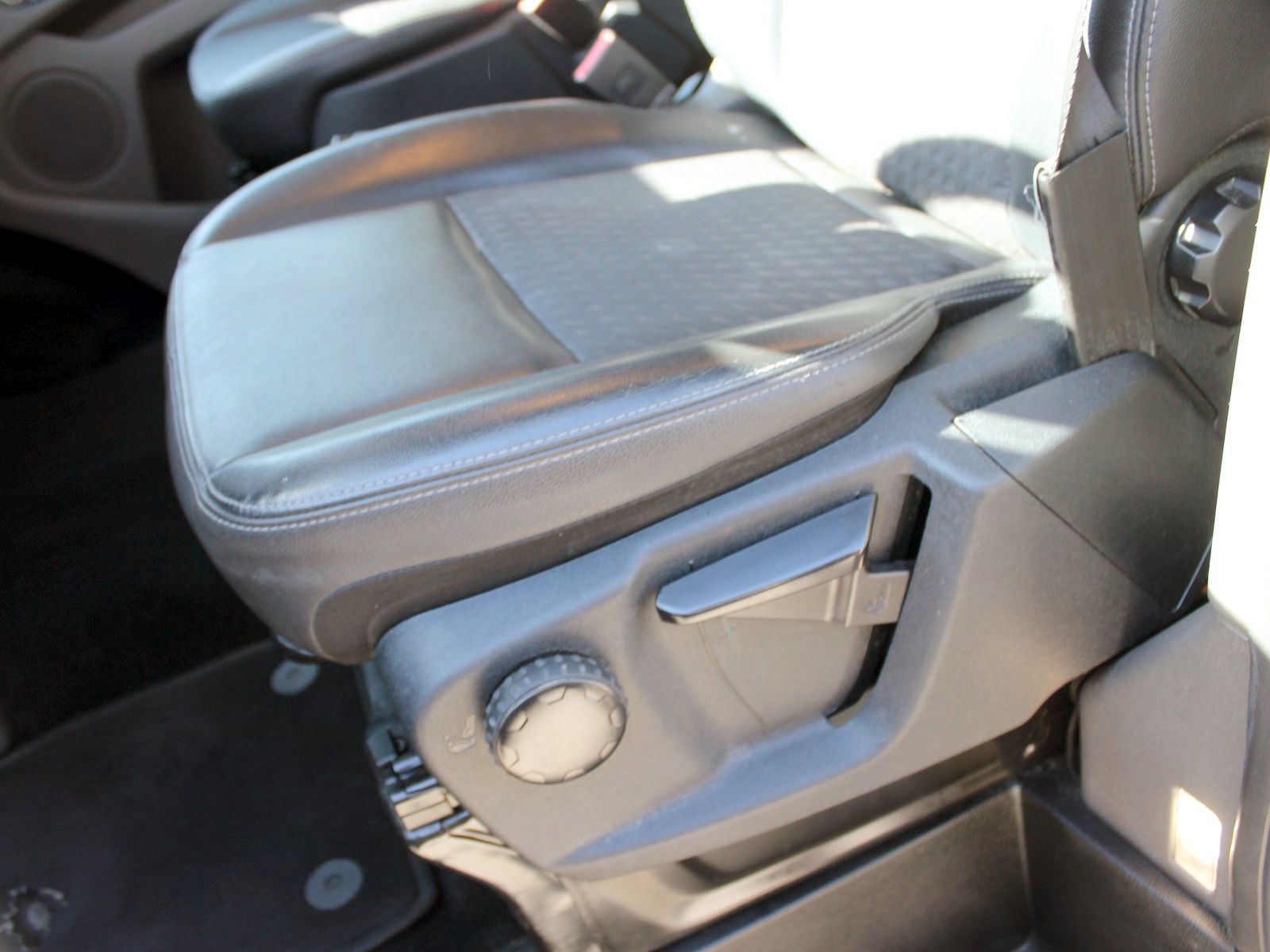 Fahrzeugabbildung Ford Transit Custom 320 L1 Sport 2,0 TDCi