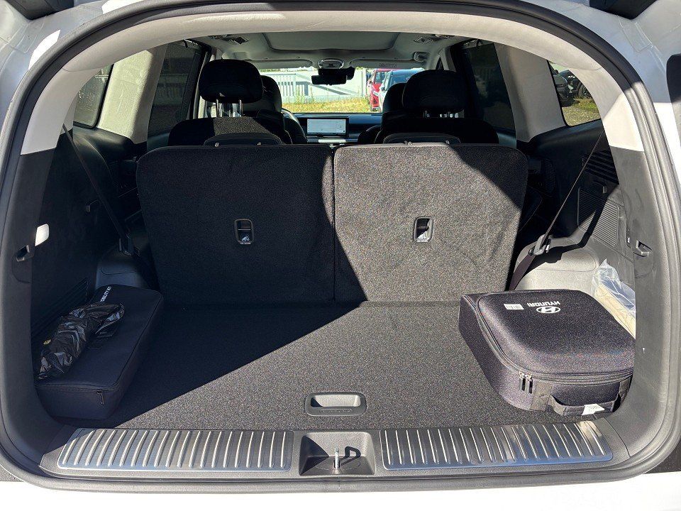 Fahrzeugabbildung Hyundai IONIQ 9 6-Sitzer 110kWh 307PS AWD UNIQ