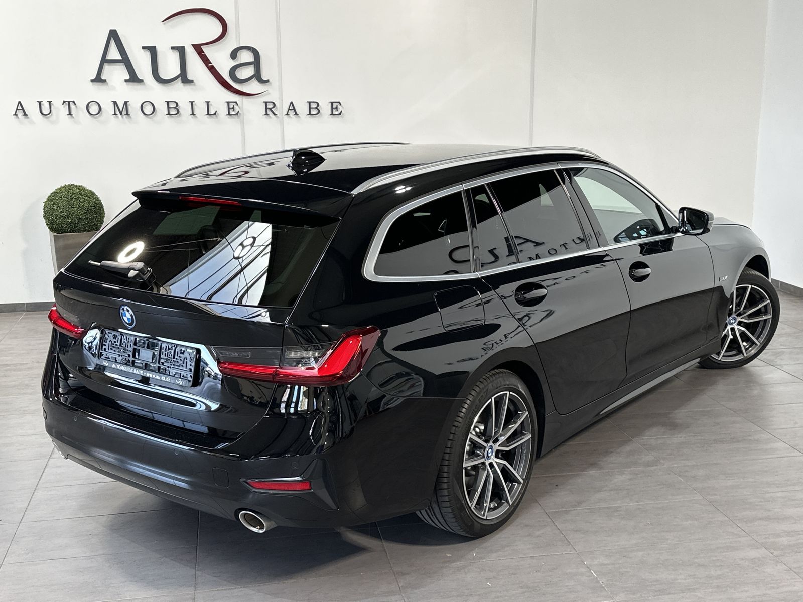 Fahrzeugabbildung BMW 330e Touring Sport-Line NAV+LED+HIFI+18ZO+MEMORY