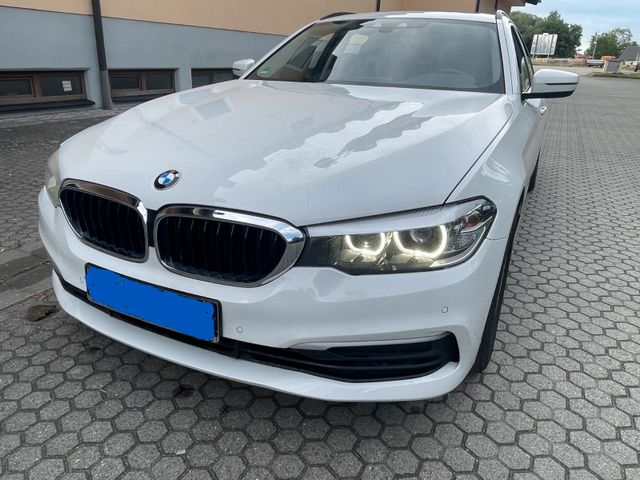 BMW BMW 520d Tour. Panorama D. Navi AHK Sehr Gepfleg