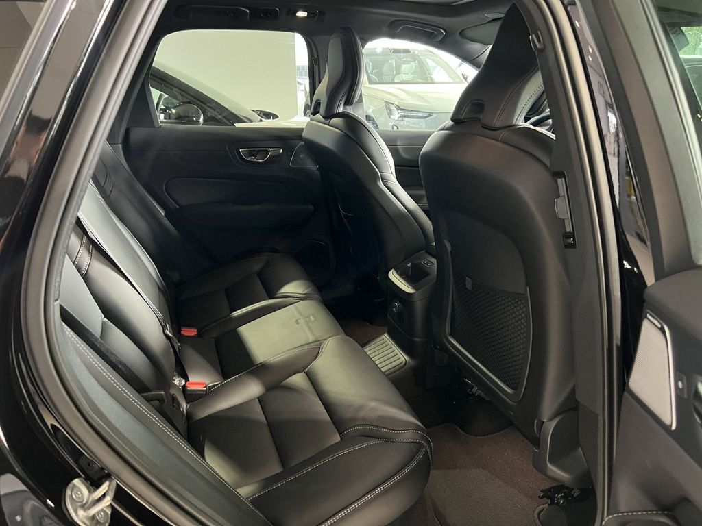 Volvo XC60 T6 Plus Black Edition Recharge AWD B&W HUD