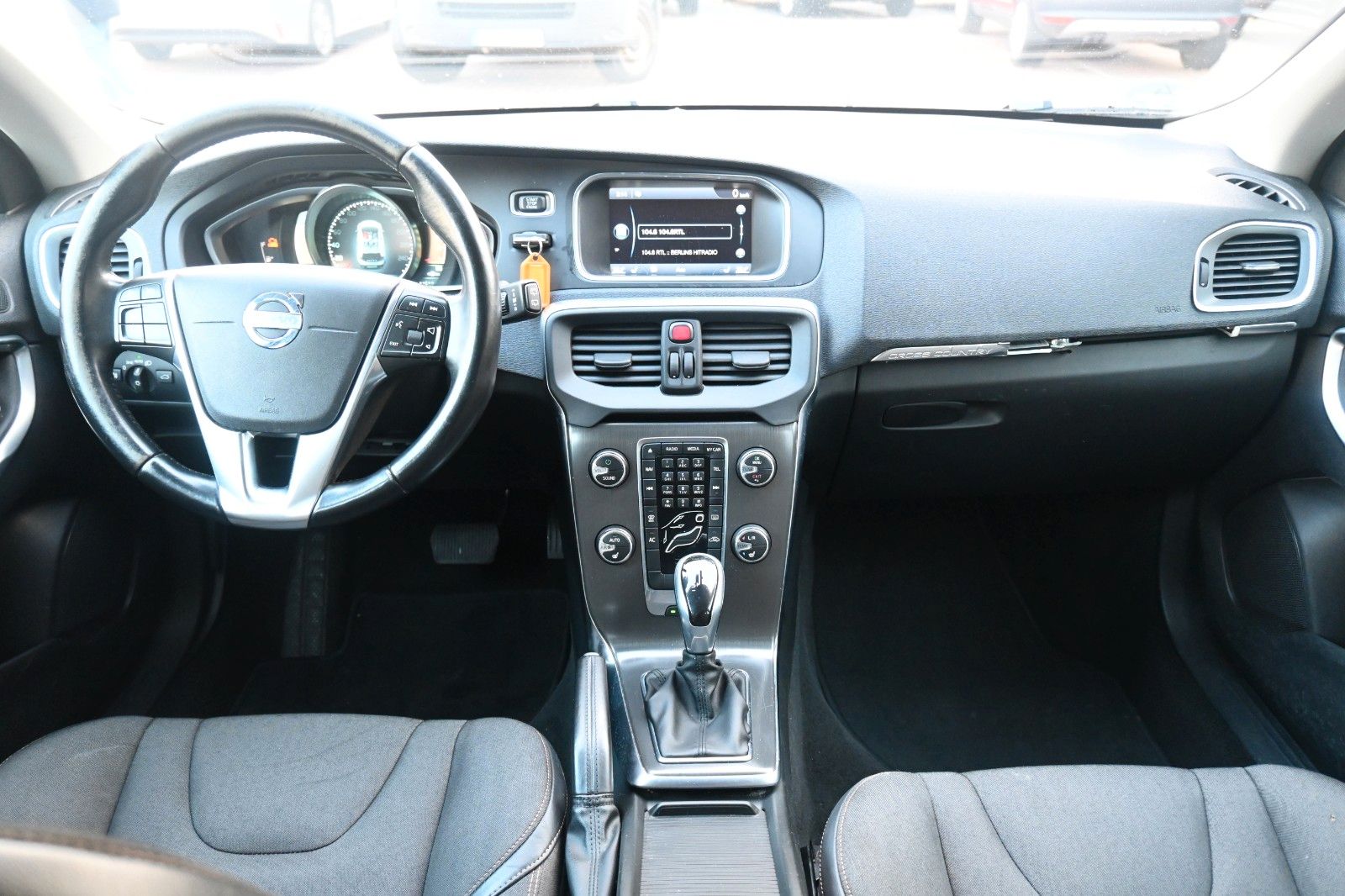 Fahrzeugabbildung Volvo V40 CC D3 MOM*XEN*NAV*STYL*SHZ*AUT