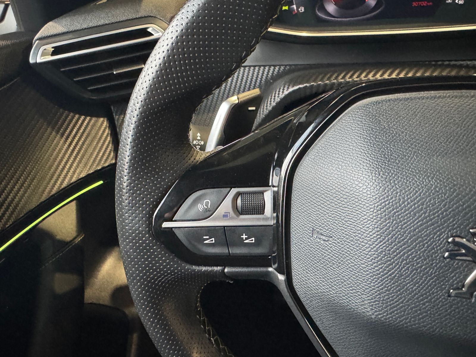 Fahrzeugabbildung Peugeot 2008 GT PANO LED NAVI ALU