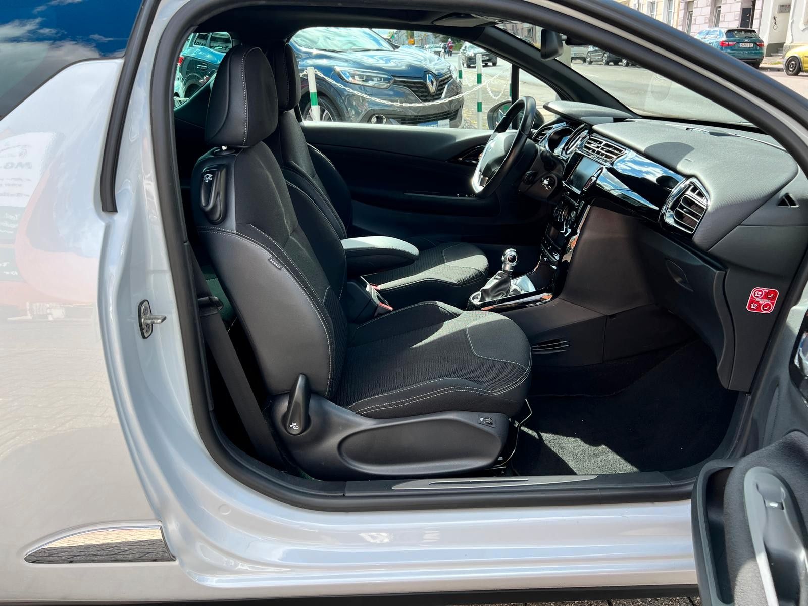 Fahrzeugabbildung Citroën DS3 Cabrio SoChic NAVI LED PDC 1-HAND
