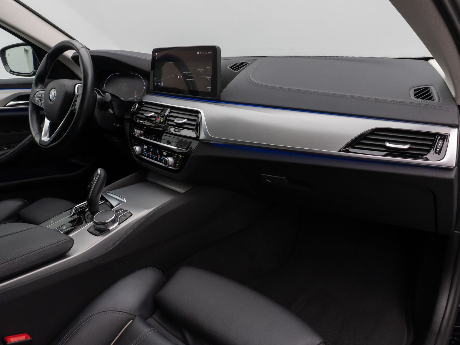 Fahrzeugabbildung BMW 520d Luxury Line Kamera DAB 4xKlima AHK Sport