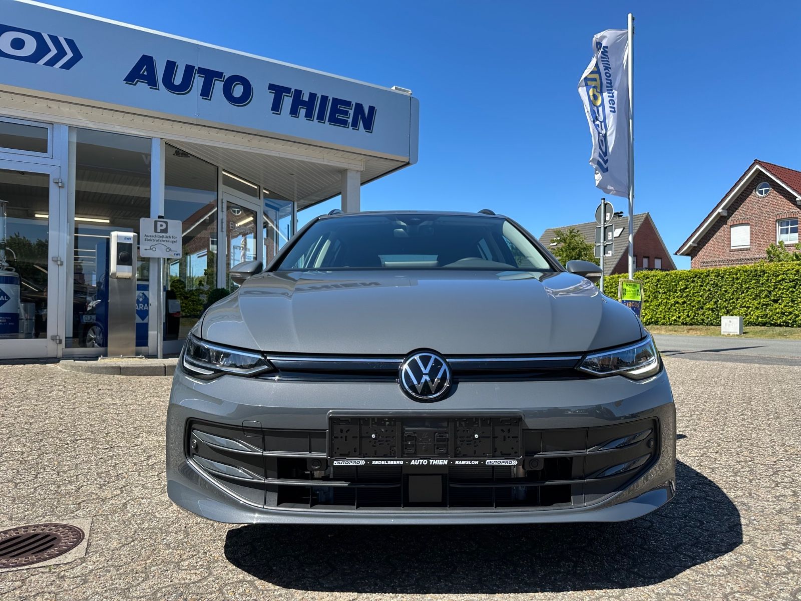 Fahrzeugabbildung Volkswagen Golf VIII Variant 1.5 TSI Life Navi/ACC/LED/Shzg