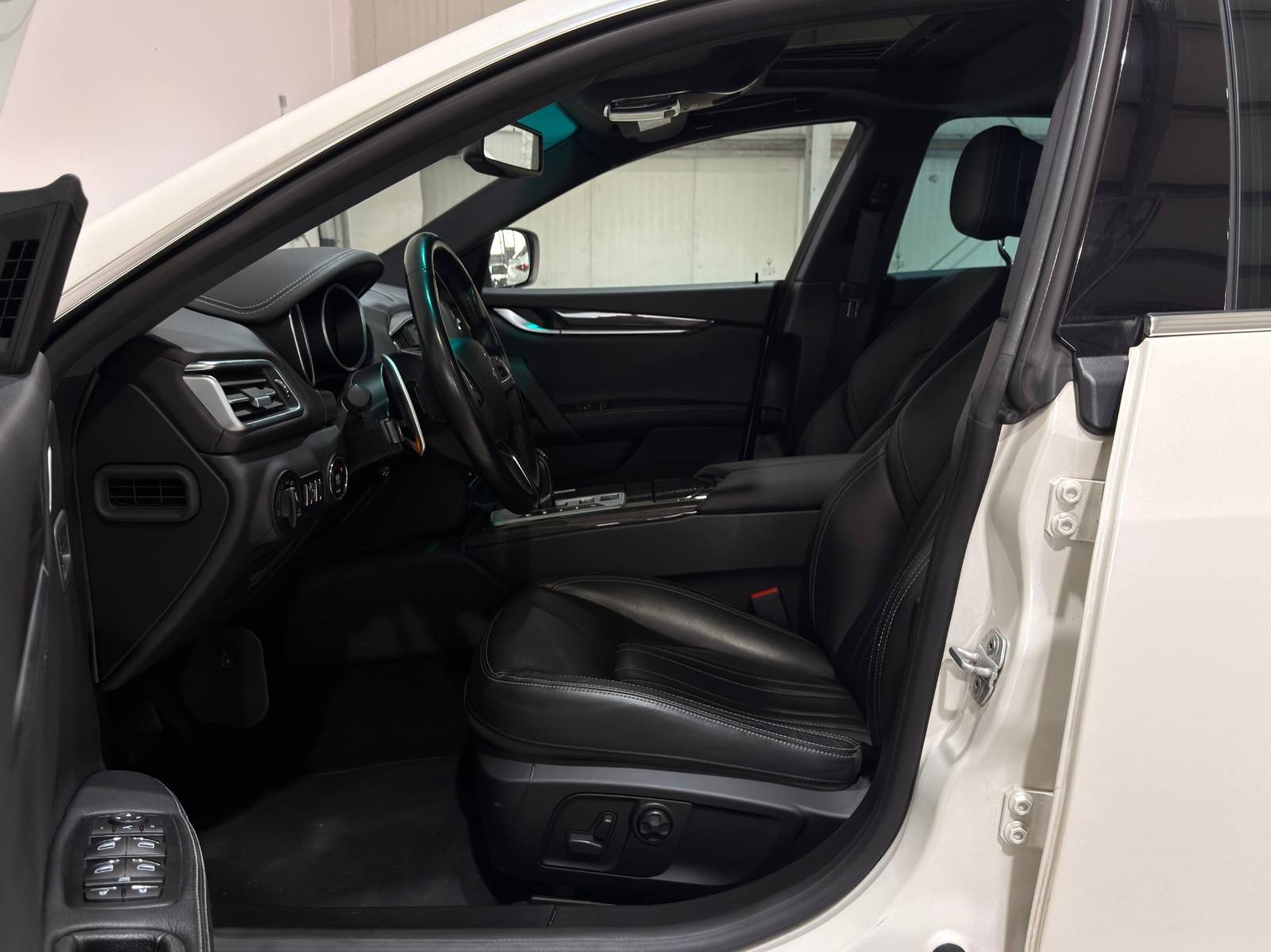 Maserati Ghibli SQ4 3.0 V6 409 ch • BVA • 4x4 • Cuir • Toit Panoramique