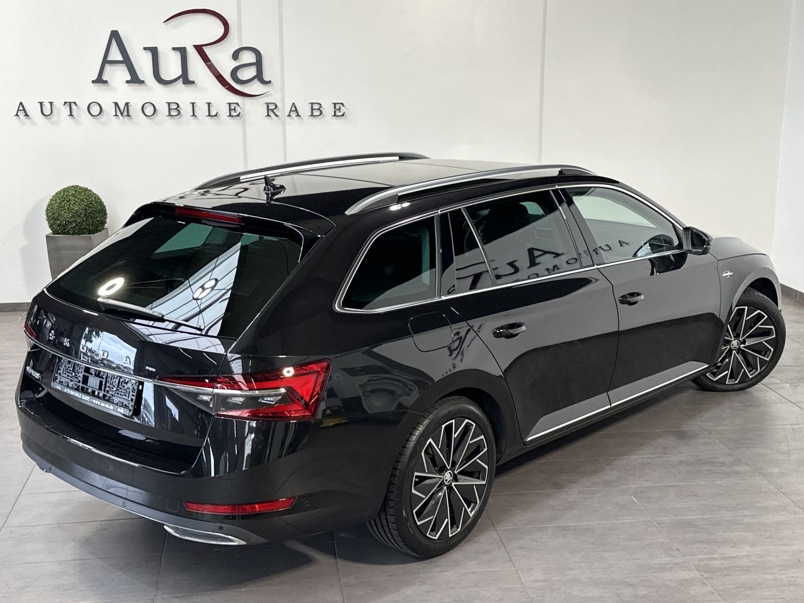 Fahrzeugabbildung SKODA Superb Combi 2.0 TDI DSG L&K NAV+LED+PANO+STANDH
