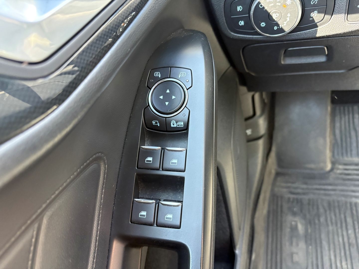 Fahrzeugabbildung Ford Focus Turnier ST-Line LED Kamera HeadUpDisplay