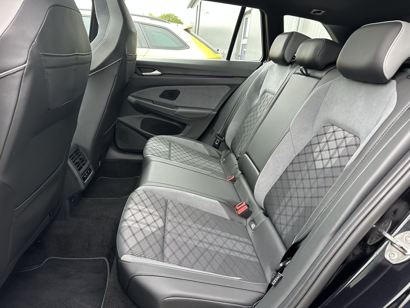 Fahrzeugabbildung Volkswagen Golf Variant R-Line NAV+IQ.LIGHT+PANO+ACC+17ZOLL