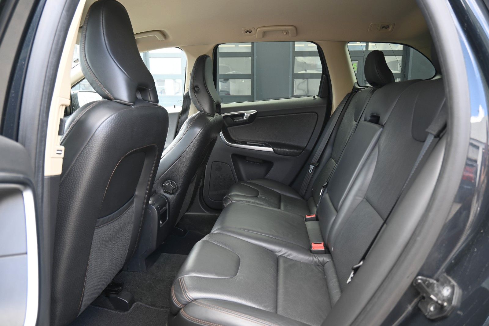Fahrzeugabbildung Volvo XC60 2.4D Summum Drive*BiXenon*PDC*CD*Servo*USB