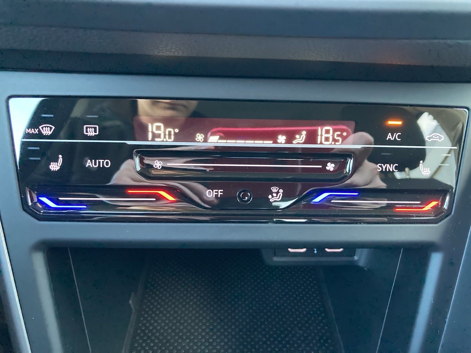Fahrzeugabbildung Volkswagen Polo TSI Active DSG LED Navi ACC PDC SH