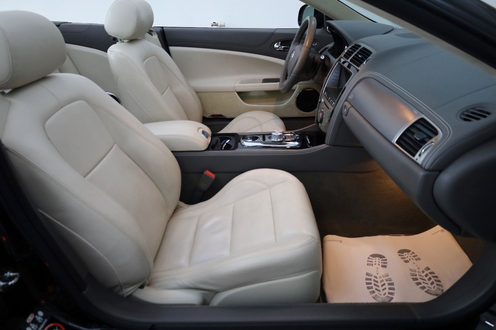 Fahrzeugabbildung Jaguar XKR Cabrio 5.0 V8 R Performance,Navi,SH+Lüftung