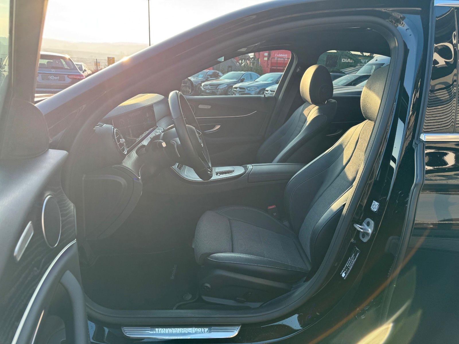 Fahrzeugabbildung Mercedes-Benz E 220d Avantgarde+Pano+AHK+DistrPlus+MultiBeam+
