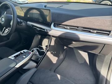 2026 BMW IX2 缩略图 11