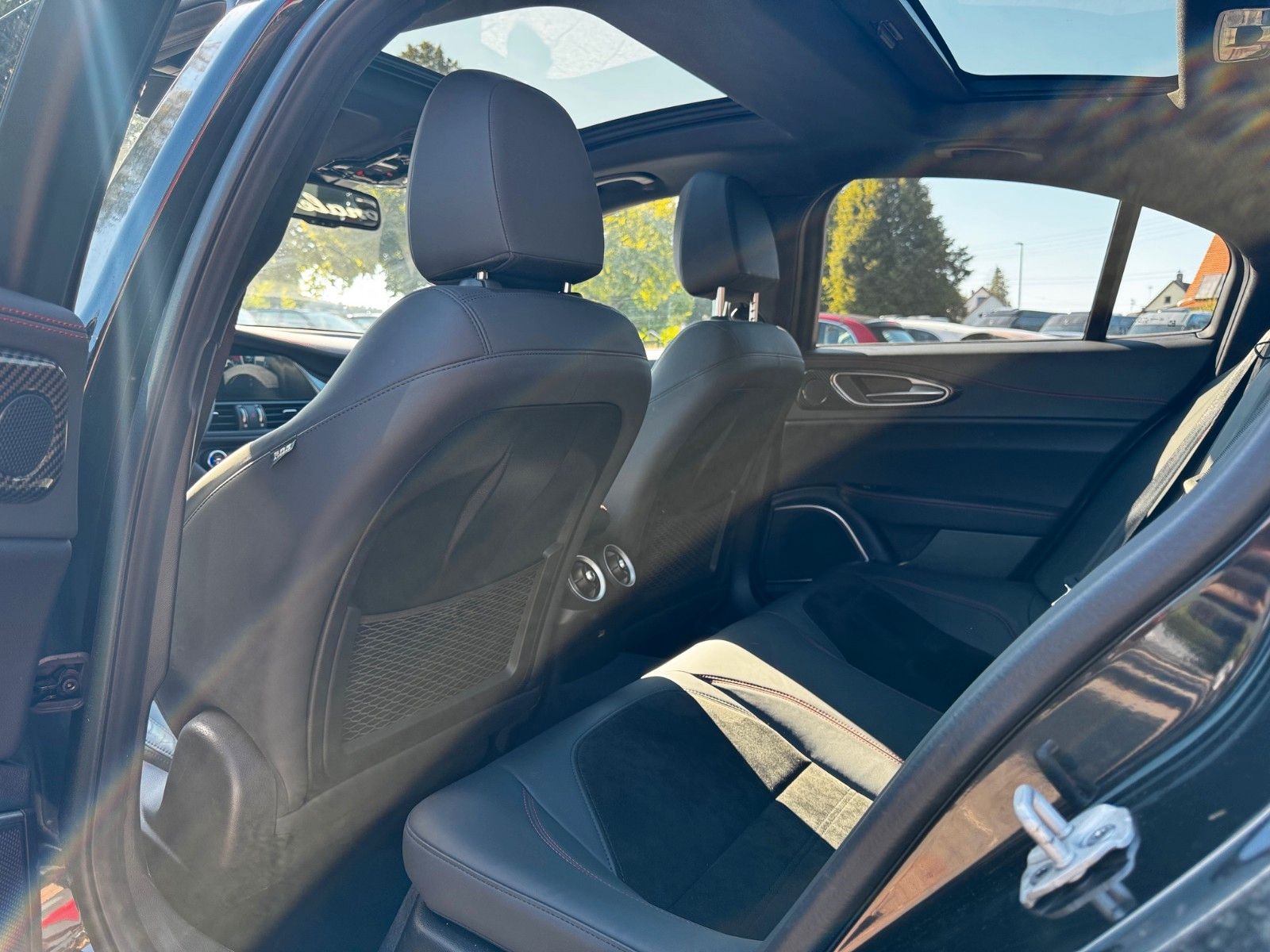 Fahrzeugabbildung Alfa Romeo Giulia 280 PS Q4 Estrema Panorama Navi Carbon