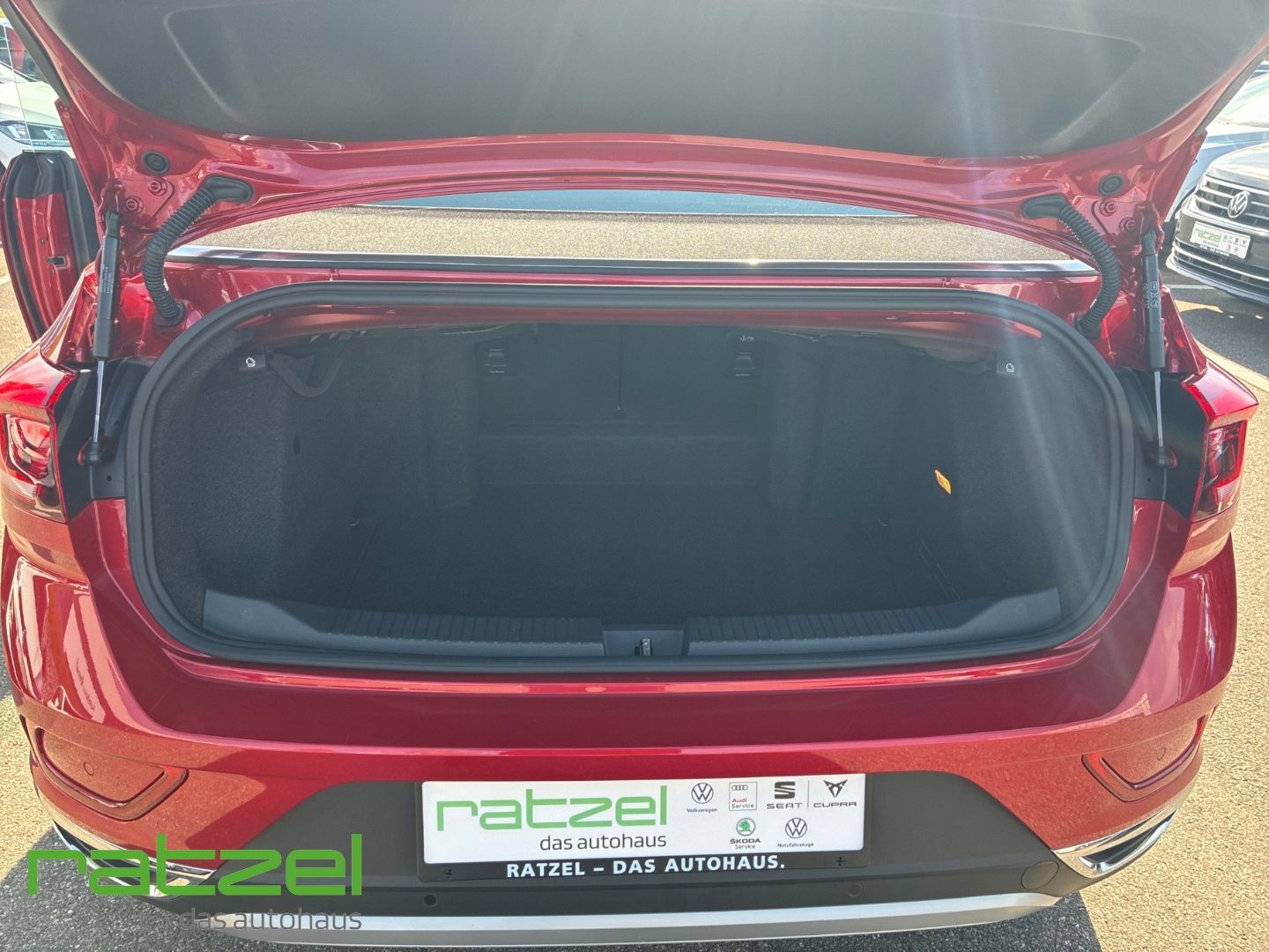 Fahrzeugabbildung Volkswagen T-Roc Cabriolet STYLE 1.5 TSI StandHZG Navi Digi