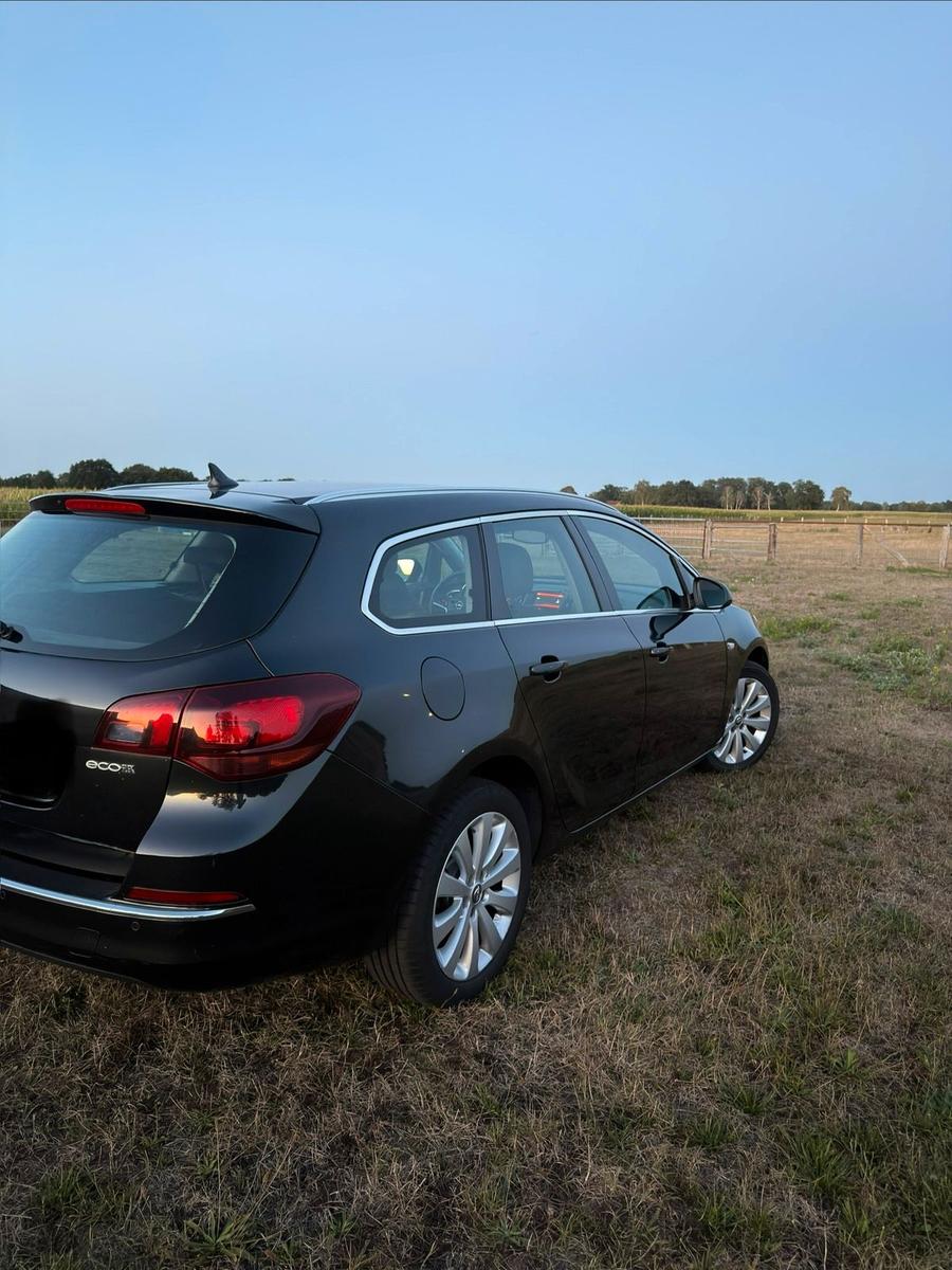 Opel Astra 2014 — interior