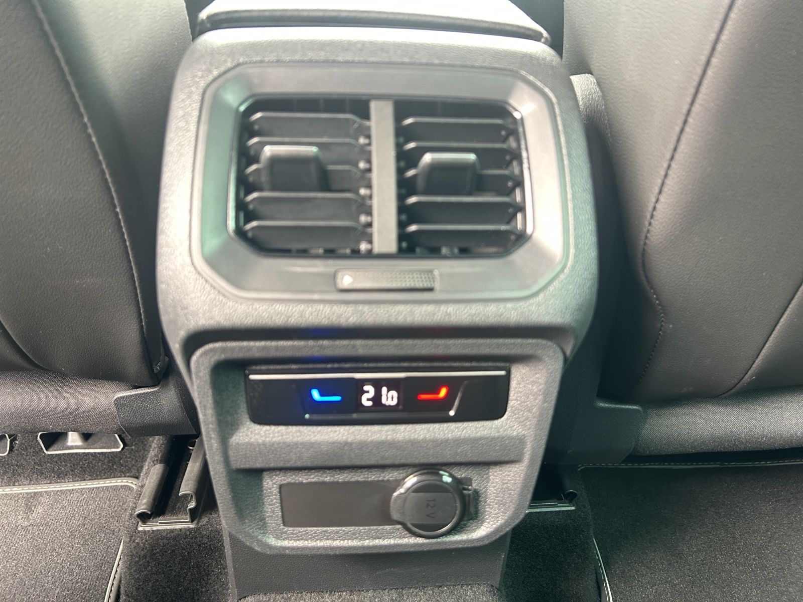 Fahrzeugabbildung Volkswagen Tiguan TSI R-Line DSG Standhzg LED AHK Navi AID