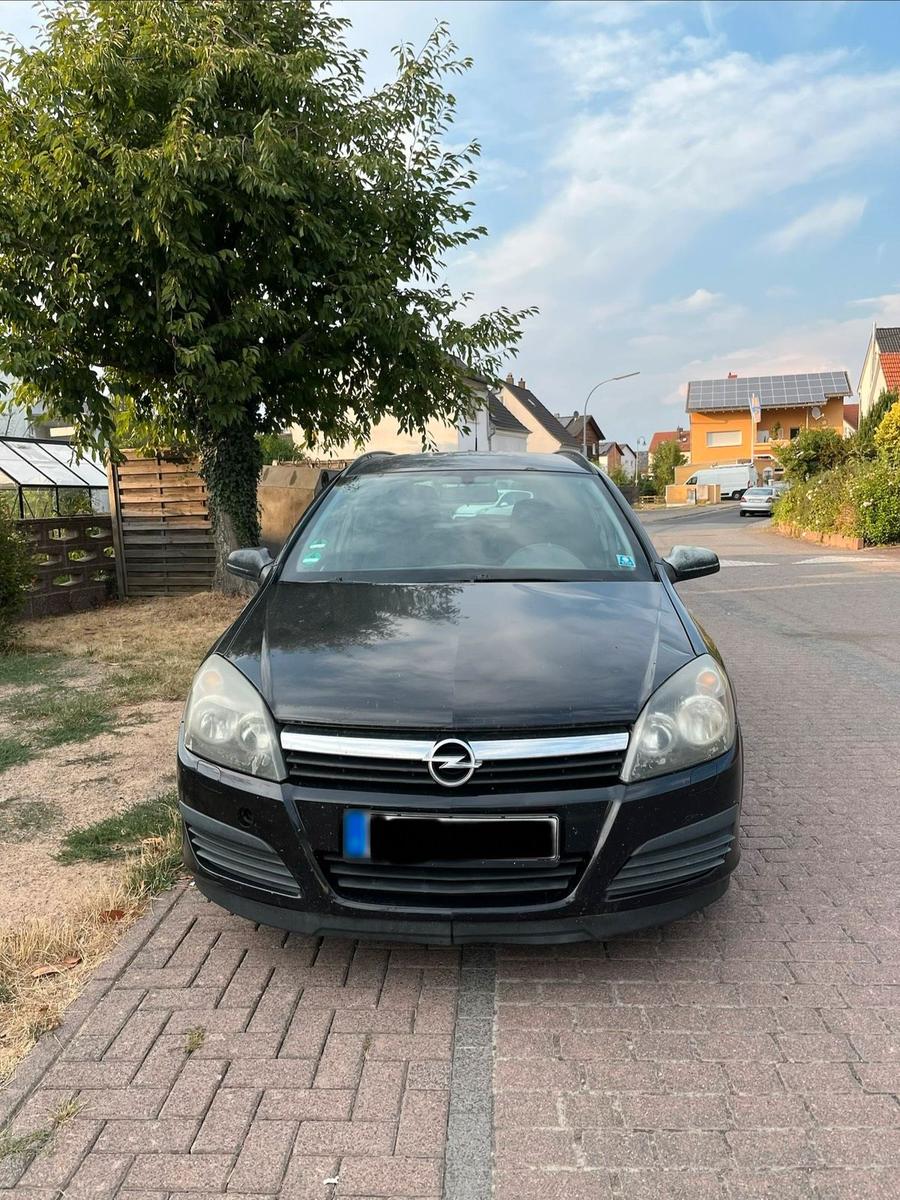 Opel Astra 2006 — rear view