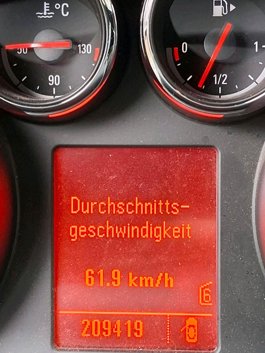 Opel Astra 2011 — photo 10