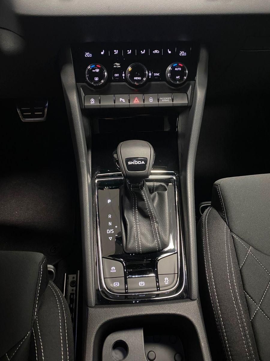 Fahrzeugabbildung SKODA Karoq 1.5 TSI DSG Sportline+MATRIX+2030 GARANTIE