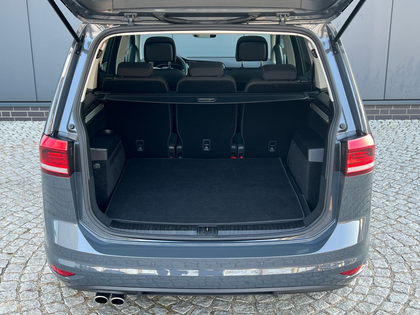 Fahrzeugabbildung Volkswagen Touran Highline 2.0 TDI DSG *AHK, 7 Sitze, LED,