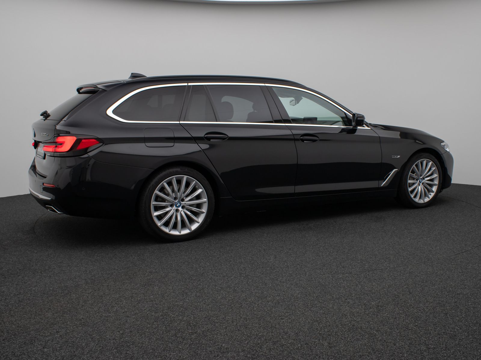 Fahrzeugabbildung BMW 530e xD LuxuryLine 360°HUD DAB AHK Komfort Sport