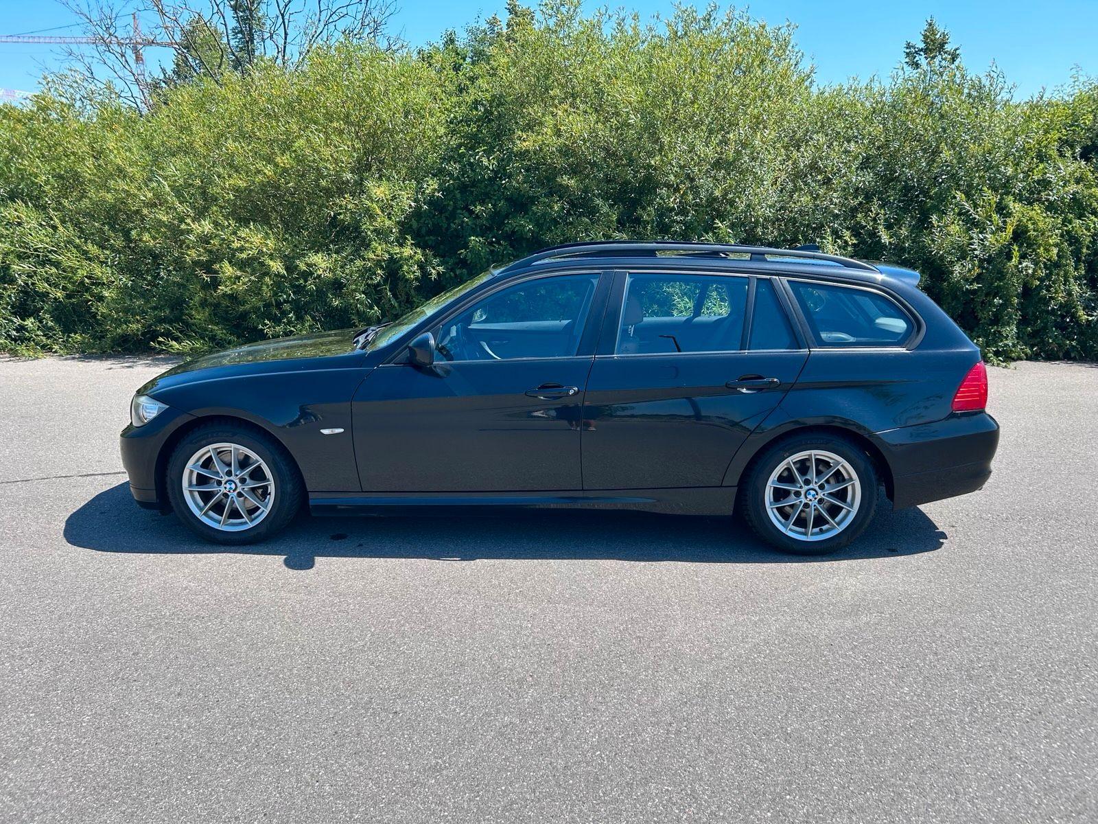 BMW 320 2010 — rear view