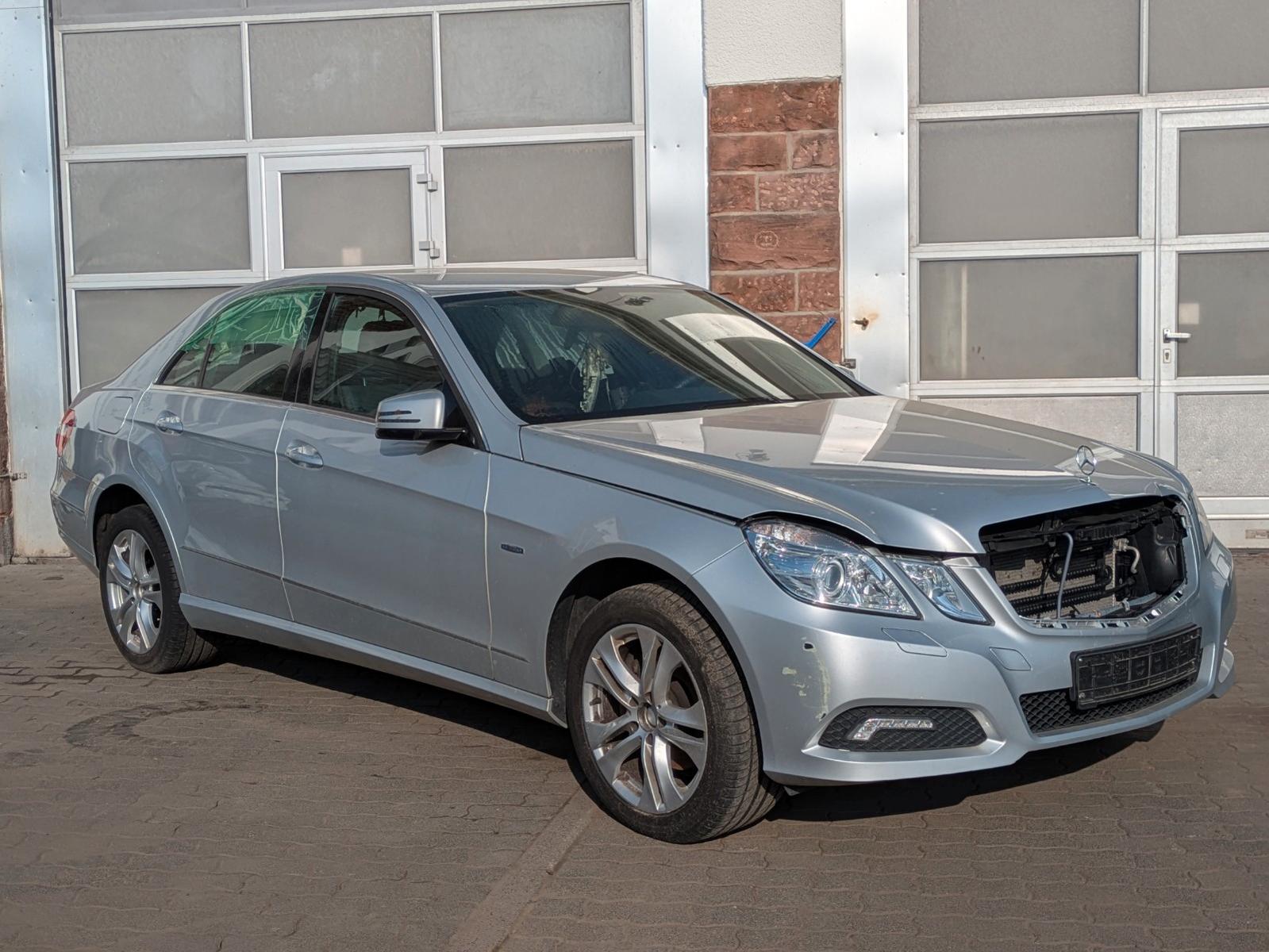 Mercedes-Benz E 200 CGI LIM .