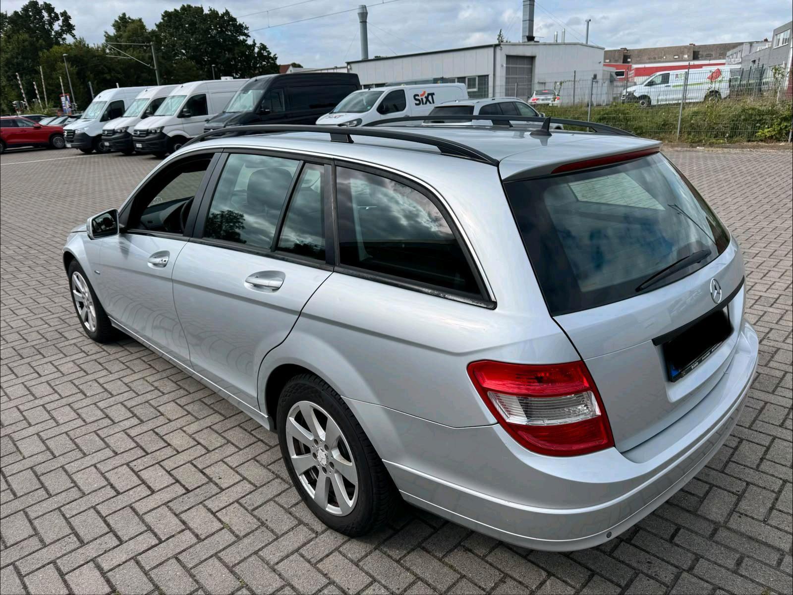 Mercedes-Benz C200 2010 — photo 11