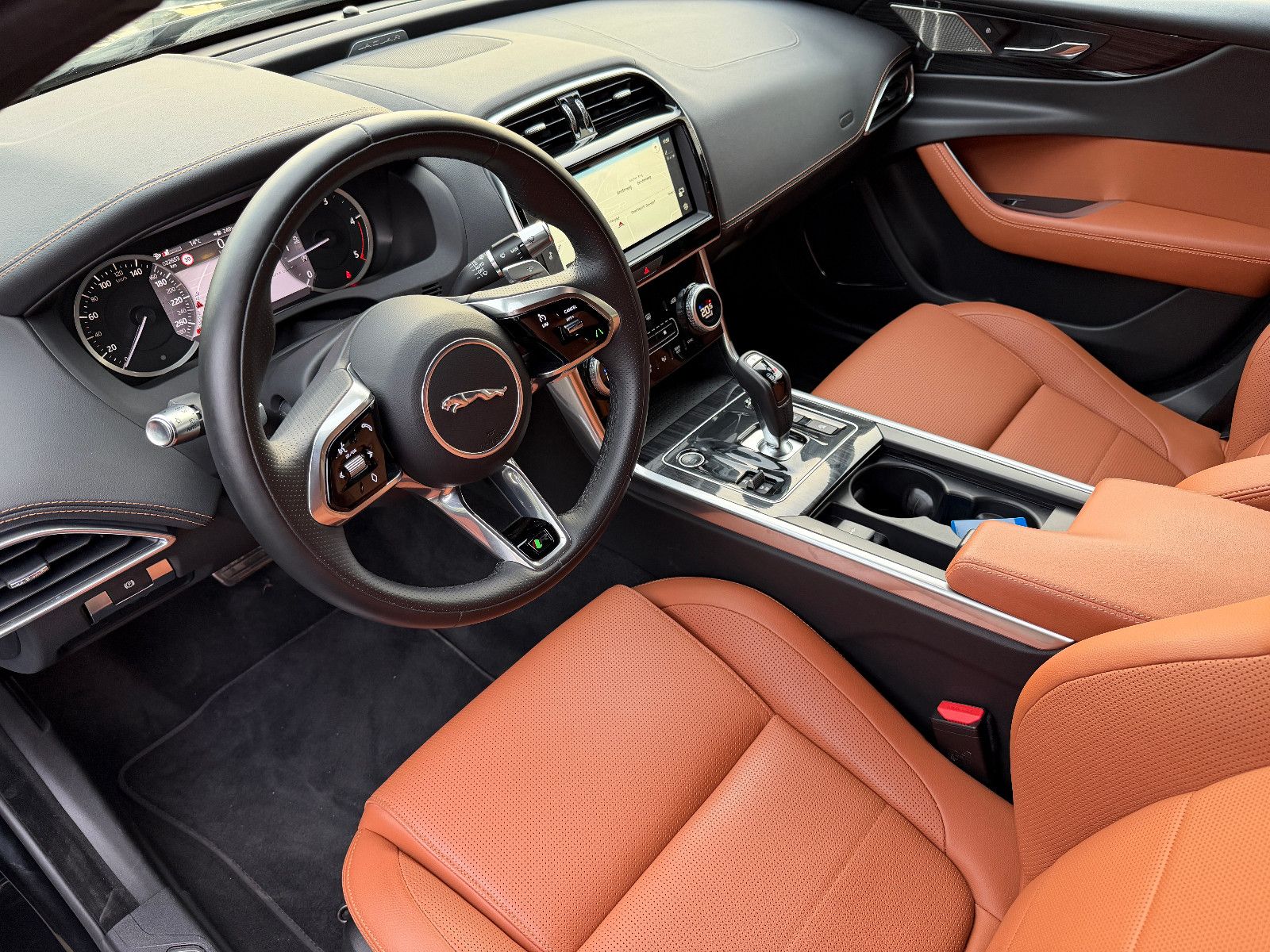 Fahrzeugabbildung Jaguar XE R-Dynamic Black/360°/NAVI/APPLE/SOUND/SHZ