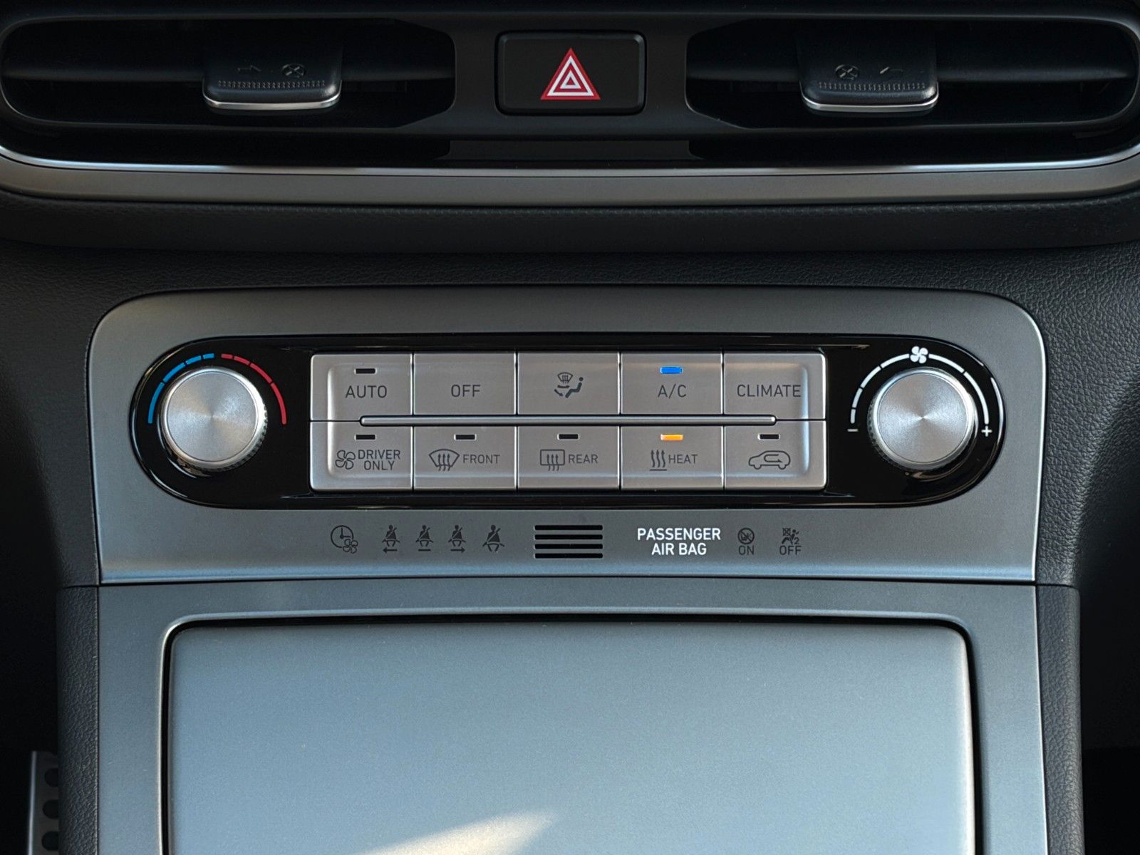 Fahrzeugabbildung Hyundai KONA E SELECT ACC PDC LFA LKA SHZ LHZ CarPlay