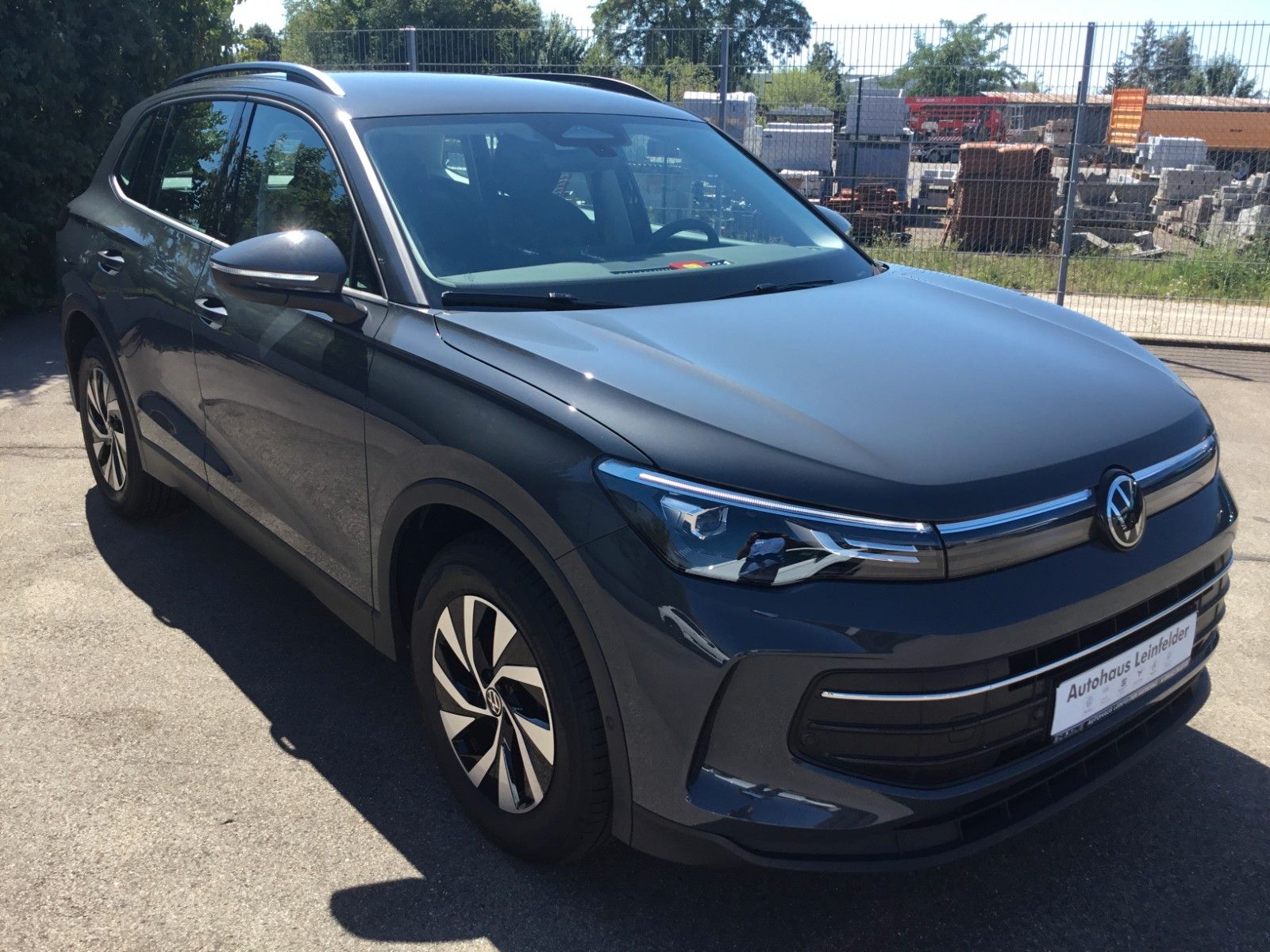 Fahrzeugabbildung Volkswagen Tiguan 1.5 eTSI DSG Life+AHK+LED+17"+Navi+Kamera
