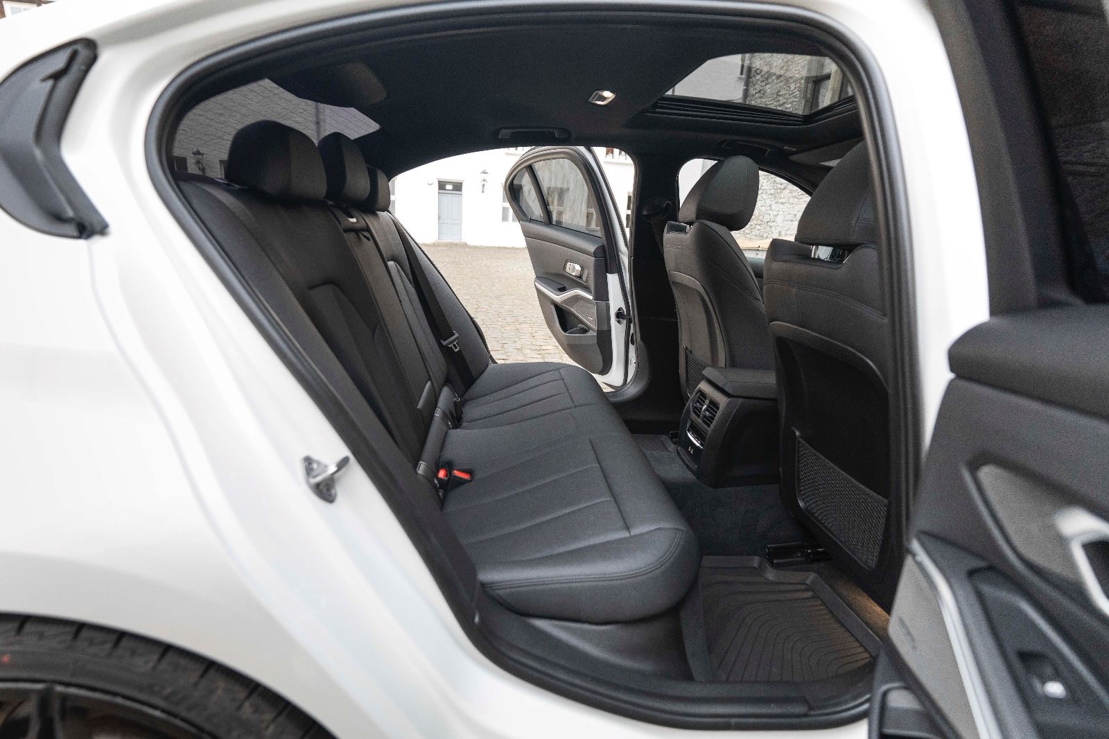 Fahrzeugabbildung BMW 330IX M-Sporpaket LED H&K TOTW CARPLAY KAM