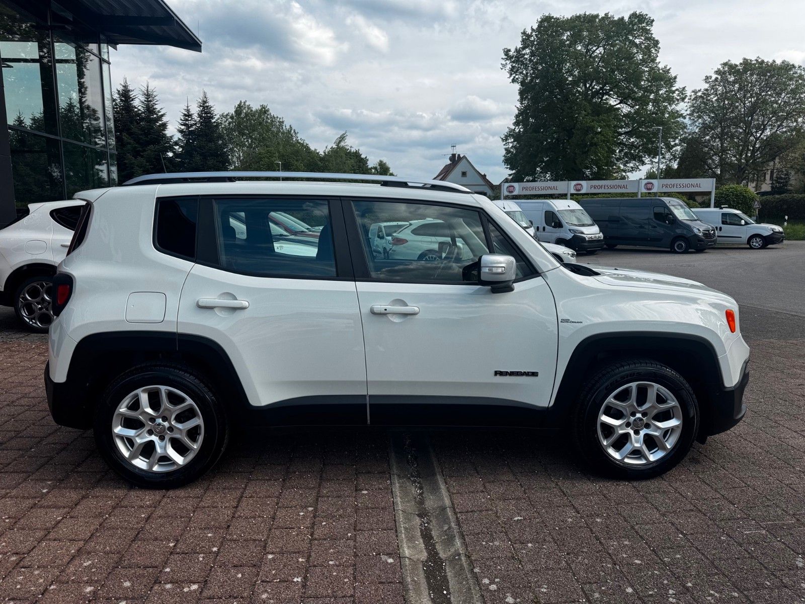 Fahrzeugabbildung Jeep Renegade Limited FWD Automatik Navi Kamera Sitzh