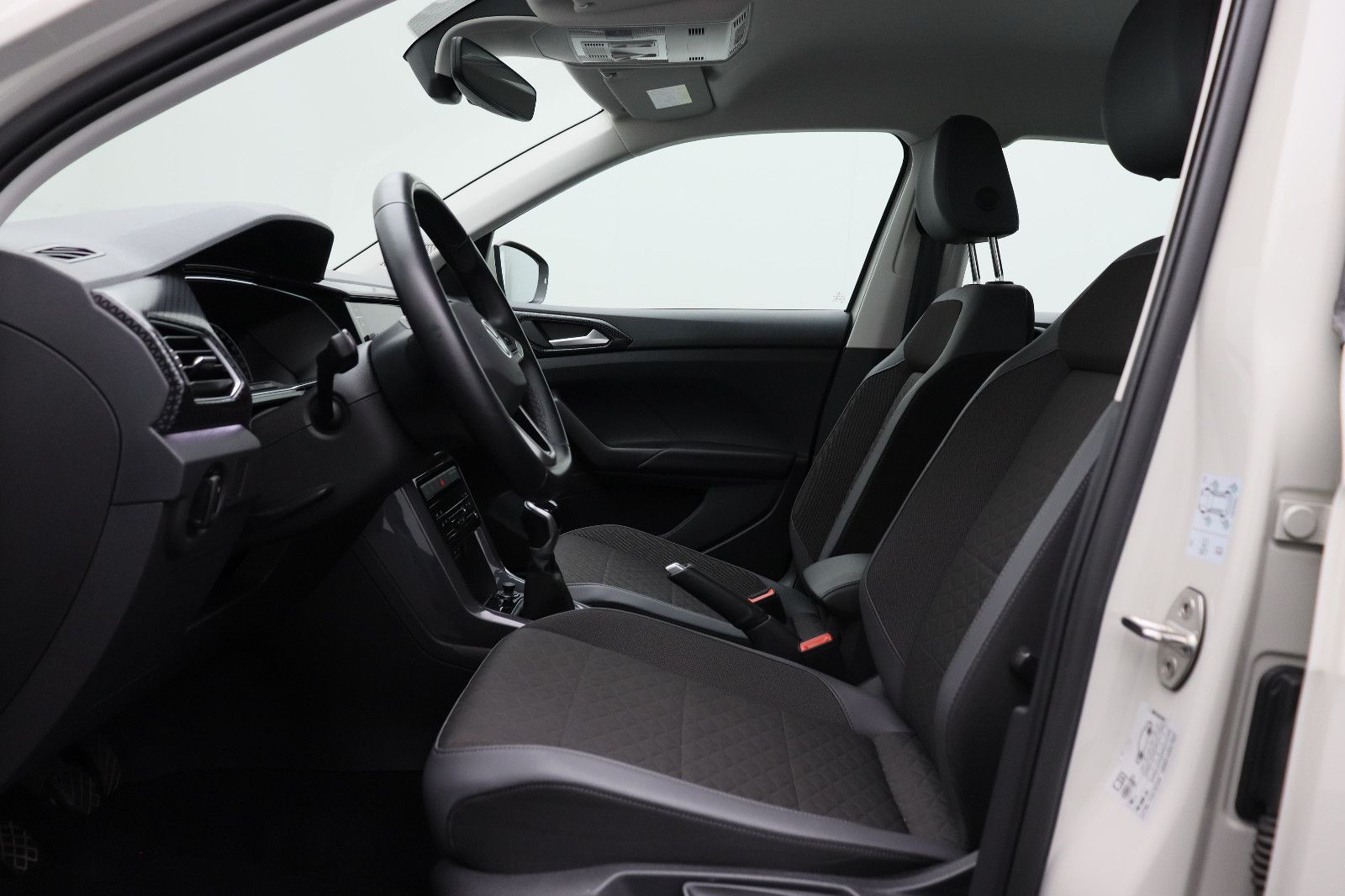 Fahrzeugabbildung Volkswagen T-Cross Navi LED AppleCar Einparkhilfe v+h