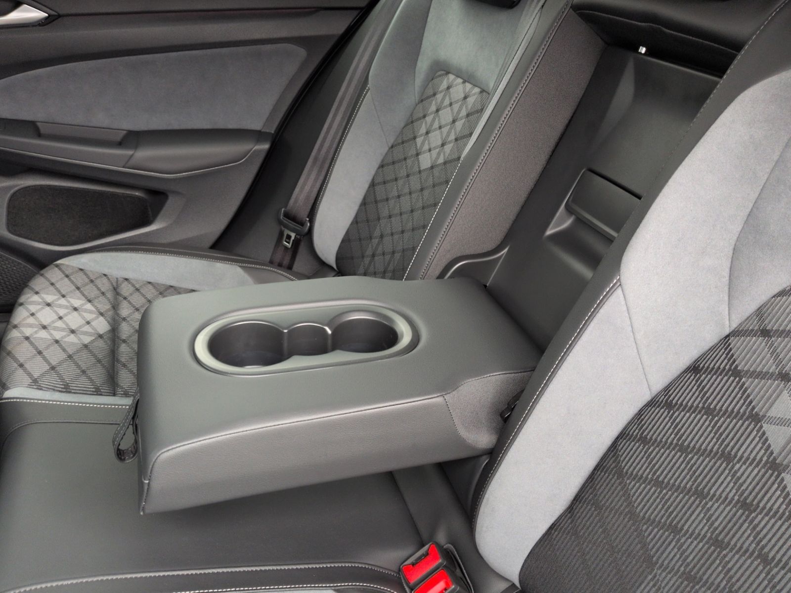Golf VIII 1.5 TSI DSG R-Line KAMERA+NAVI+GRA+APP