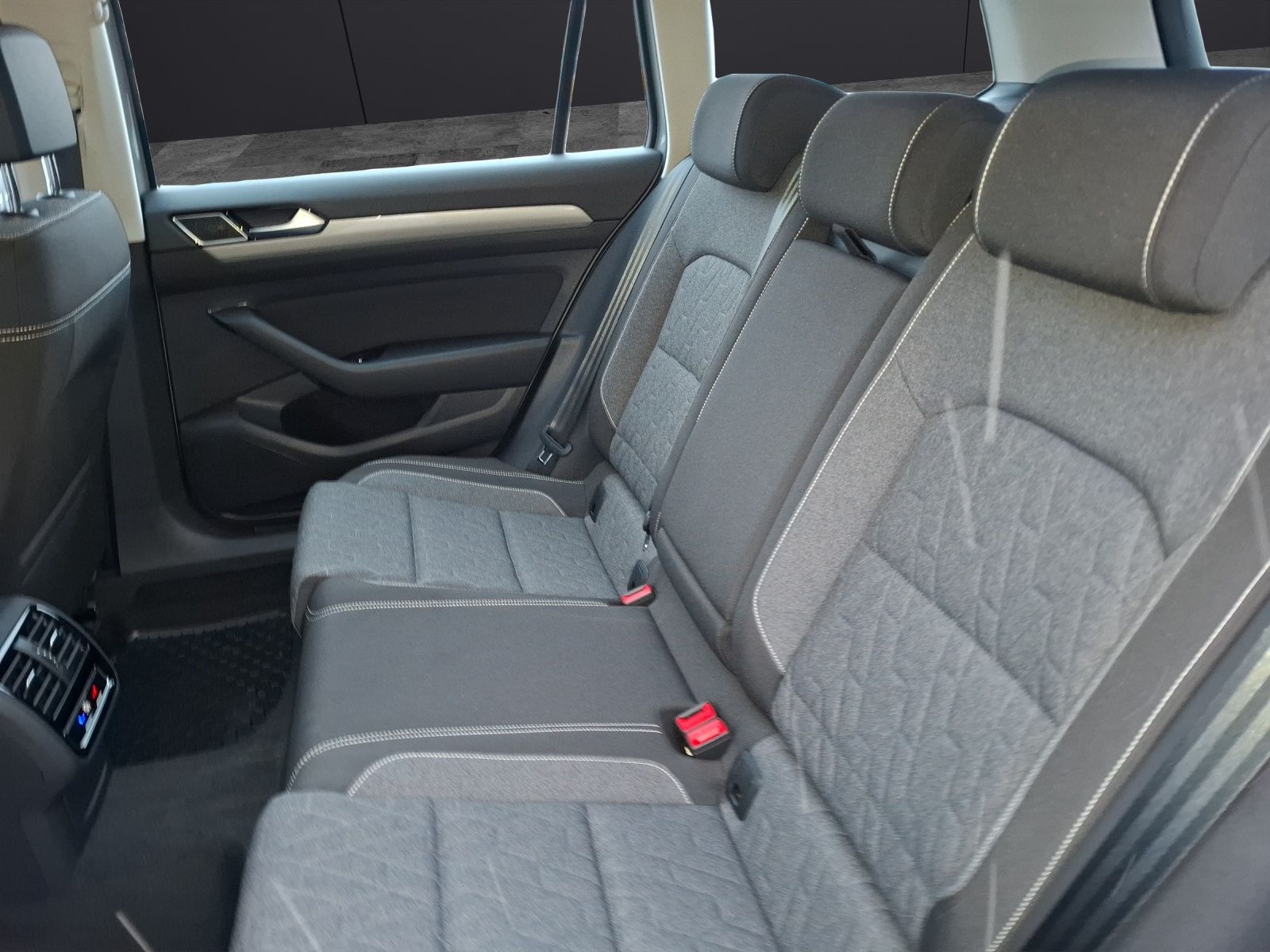 Fahrzeugabbildung Volkswagen Passat Variant TDI Business DSG 4M LED Navi ACC