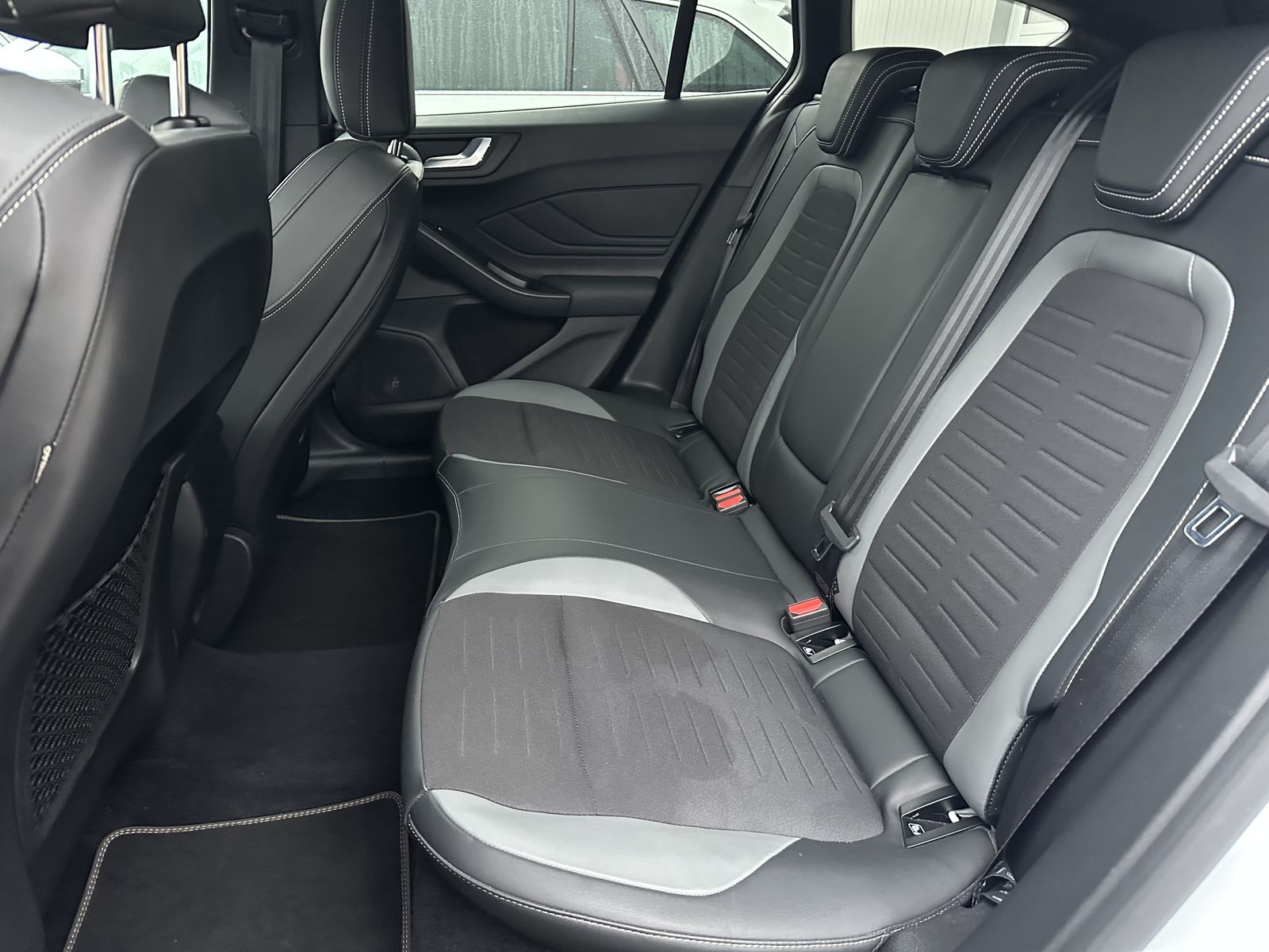 Fahrzeugabbildung Ford Focus Turnier 2.0 EB ST NAV+LED+VCOCK+B&O+KAM+PP