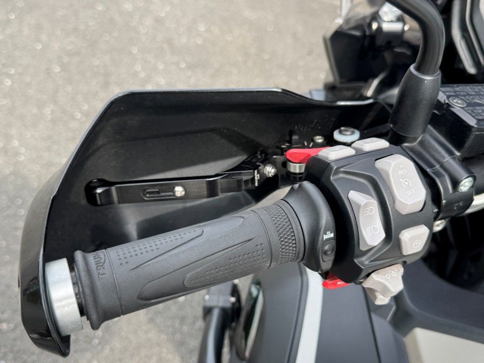 Fahrzeugabbildung Triumph Tiger 1200er Desert Edition Koffer Bügel Scheibe