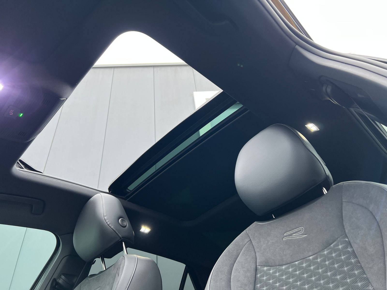 Fahrzeugabbildung Volkswagen T-Roc R-Line 1.5 eTSI DSG *Neues Modell, AHK, Pa