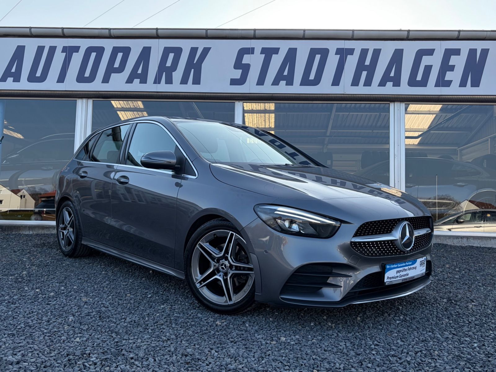 MERCEDES-BENZ B 180 AMG LINE MBUX/LED/el. HECKKLAPPE/CARBON