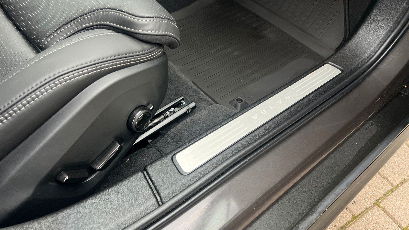 Fahrzeugabbildung Volvo V60 B4 CC Ultimate AWD*B&W*360°*SH*Massage*