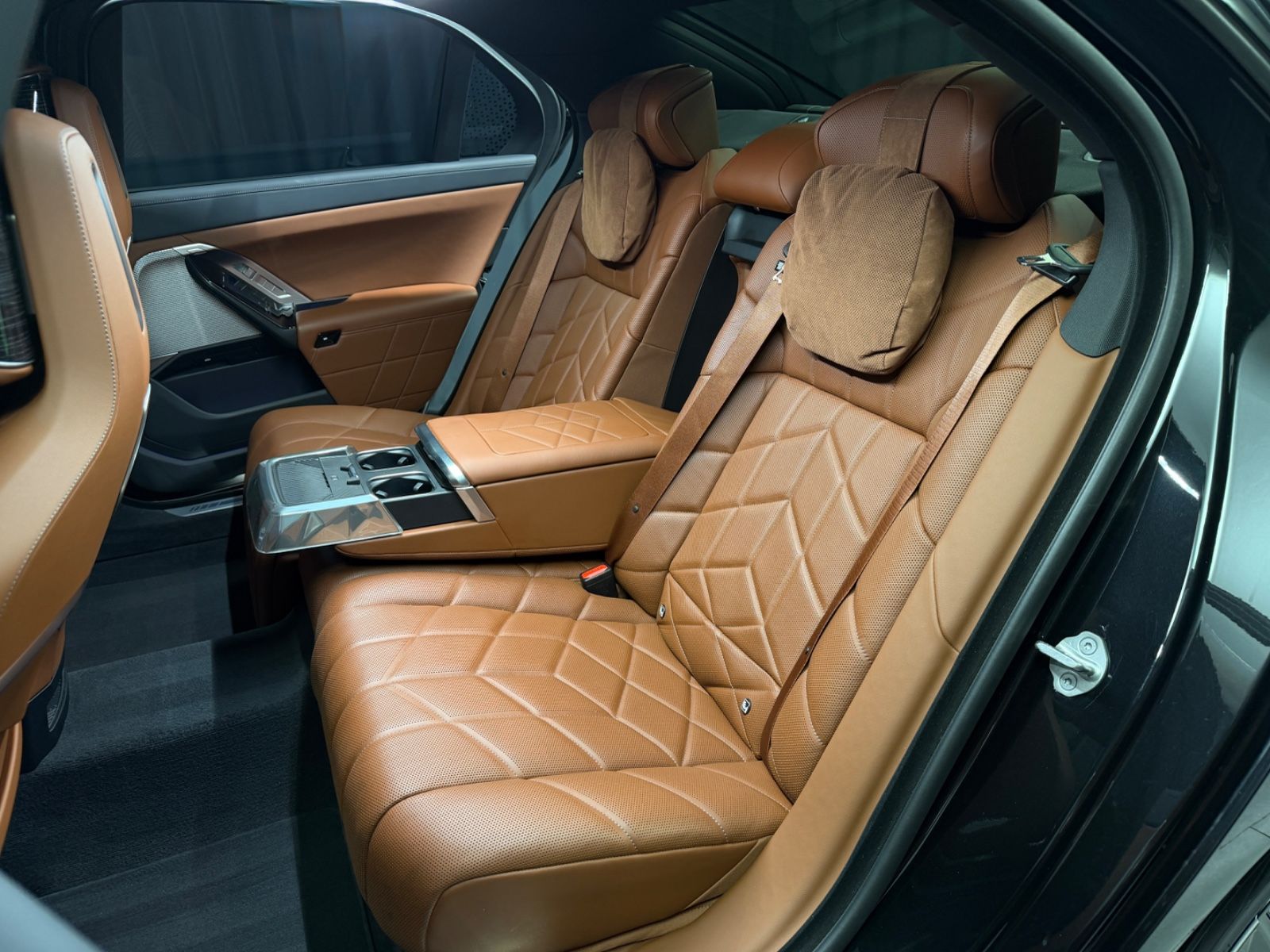 Fahrzeugabbildung BMW 750e xDrive M Sport Pro|TV|B&W|MASSAGE|SKY-LOUNG