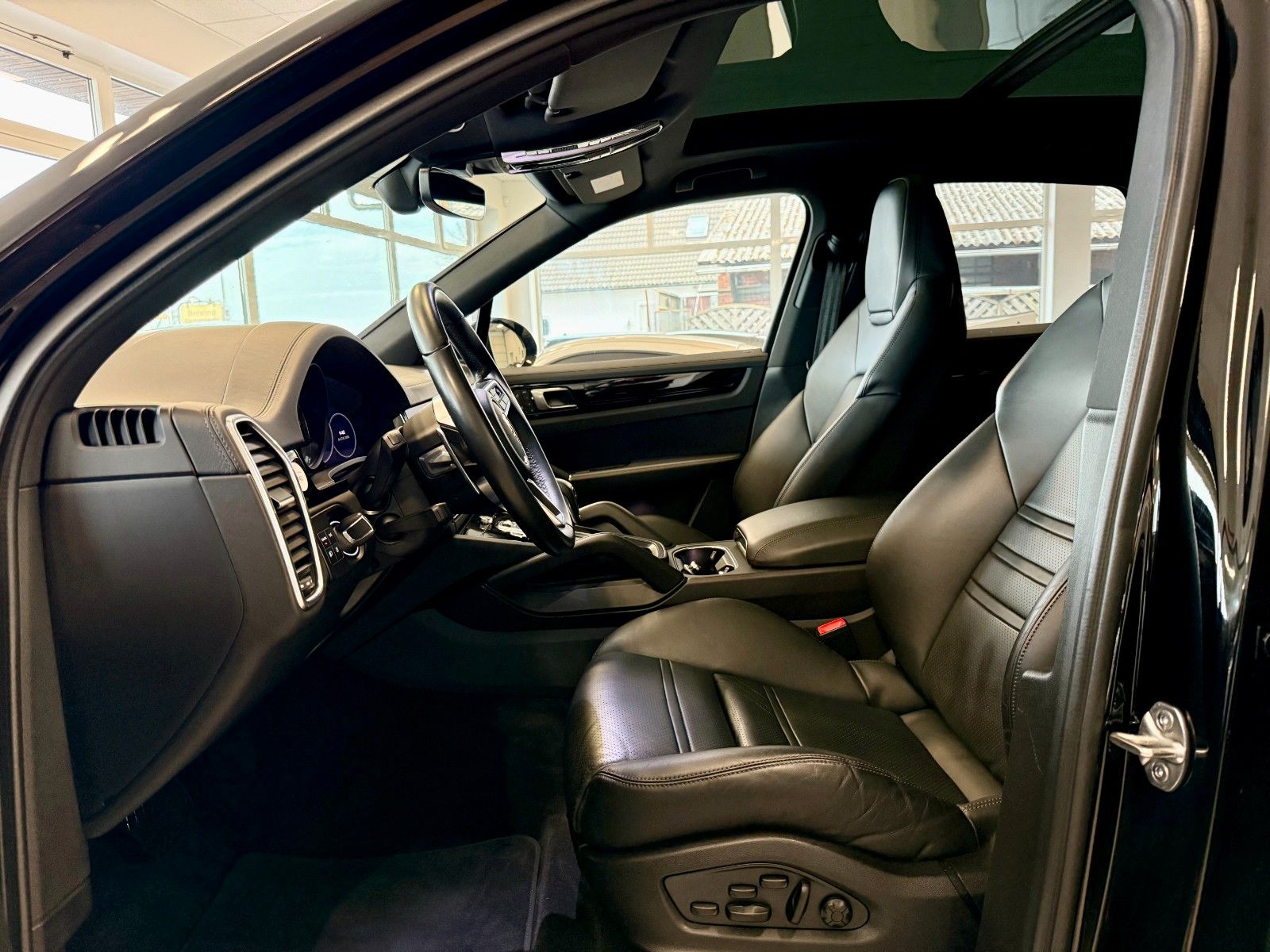 Fahrzeugabbildung Porsche Cayenne E-Hybrid Luftfederung, Panorama, HeadUP