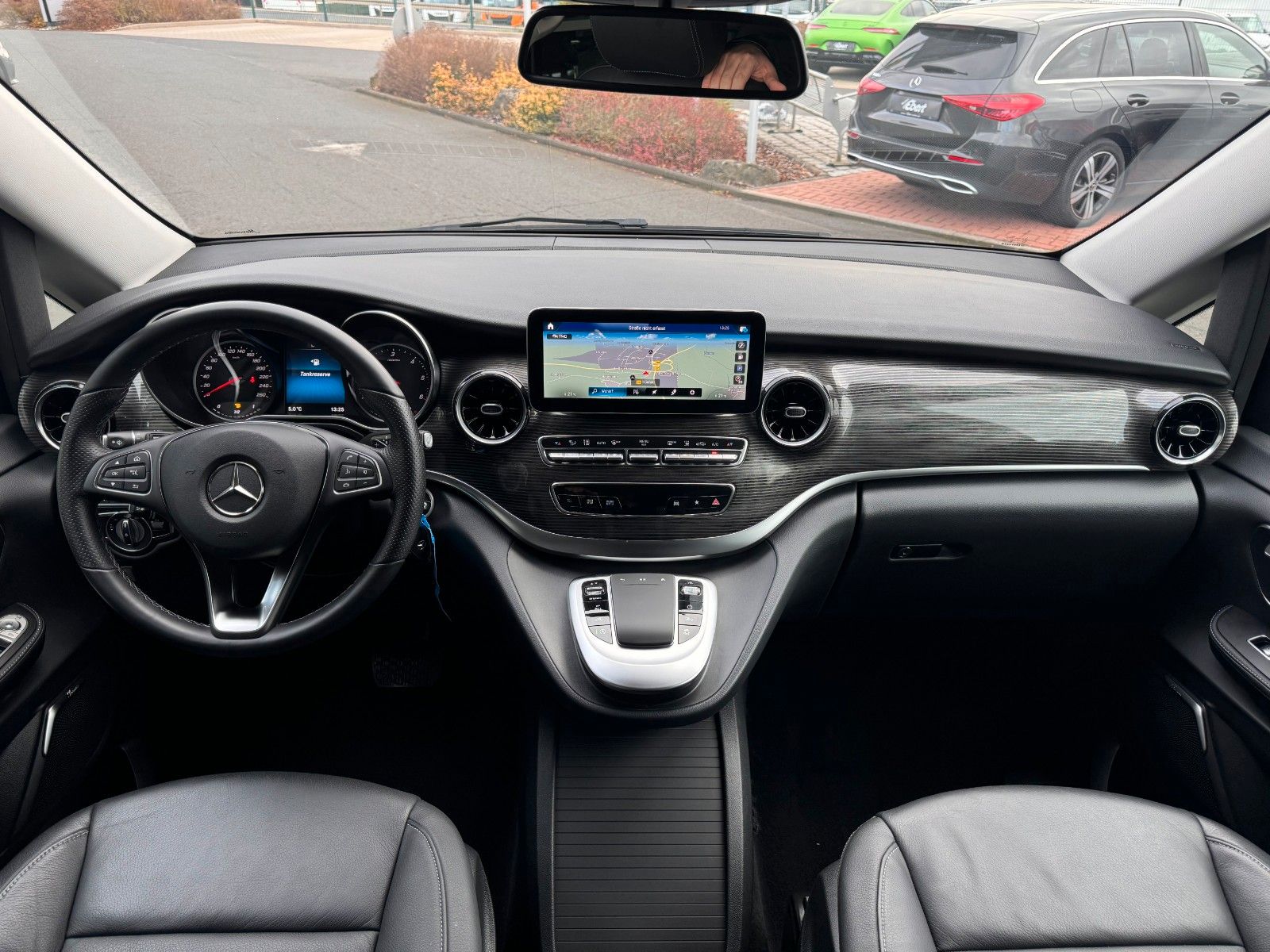 Fahrzeugabbildung Mercedes-Benz V 300 d AVA Extralang 4MATIC AHK Stdh DISTRONIC