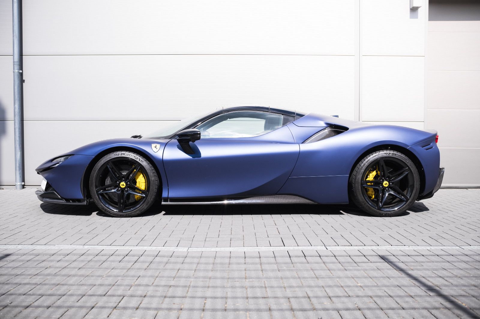 Fahrzeugabbildung Ferrari SF90 -Foliert-Lift-KarbonRacingSitze-JBL