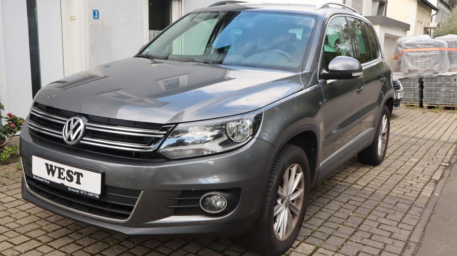 Volkswagen Tiguan - 1