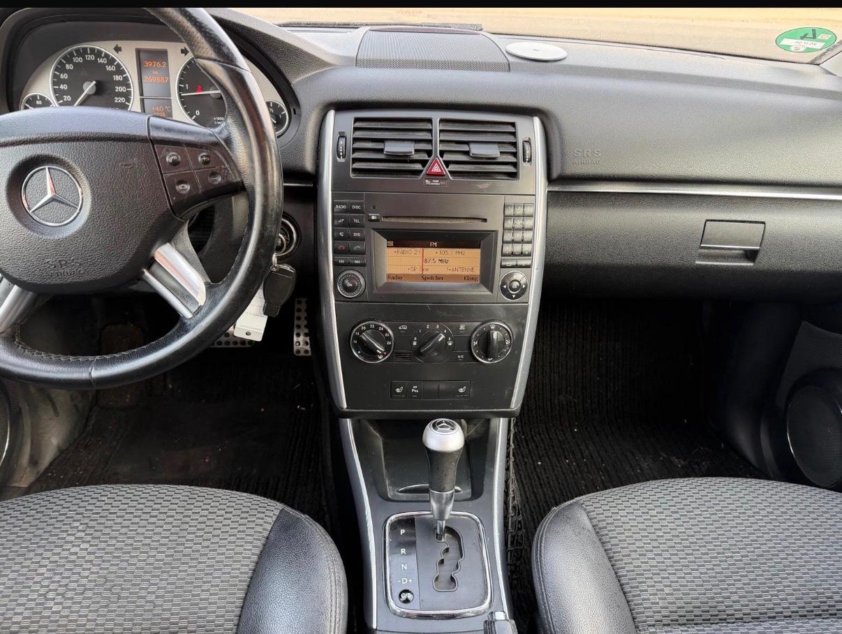 Mercedes-Benz B180 2010 — photo 18